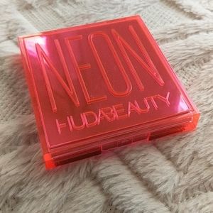 Huda - Neon Pink palette + gift!